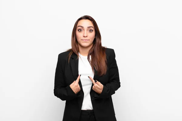 Joven Bonita Mujer Negocios Apuntando Mismo Con Una Mirada Confusa — Foto de Stock