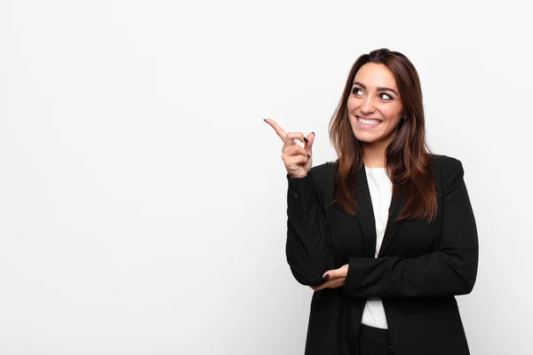 Joven Bonita Mujer Negocios Sonriendo Felizmente Mirando Hacia Los Lados — Foto de Stock