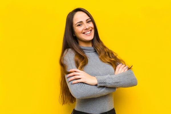 Jonge Mooie Vrouw Lachen Gelukkig Met Armen Gekruist Met Een — Stockfoto