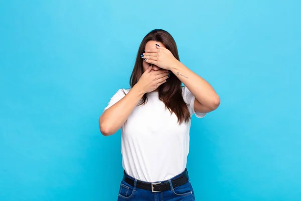 Jonge Mooie Vrouw Bedekken Gezicht Met Beide Handen Zeggen Nee — Stockfoto