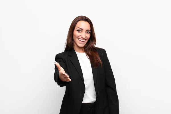 Joven Bonita Mujer Negocios Sonriendo Mirando Feliz Seguro Amable Ofreciendo — Foto de Stock