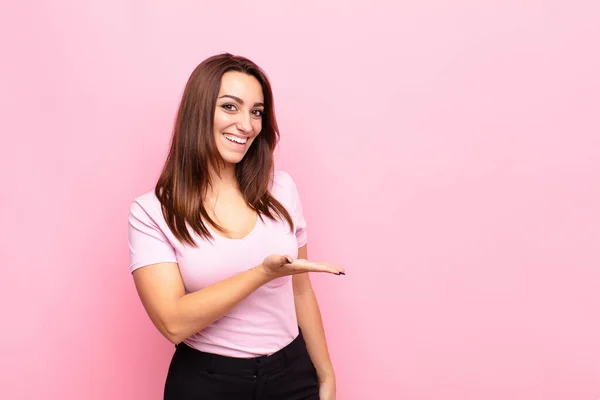 Giovane Bella Donna Sorridente Allegramente Sentendosi Felice Mostrando Concetto Spazio — Foto Stock