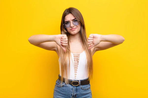 Jong Mooi Vrouw Kijken Verdrietig Teleurgesteld Boos Tonen Duimen Naar — Stockfoto