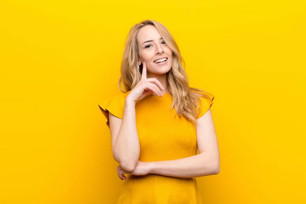 Jovem Mulher Loira Bonita Sorrindo Feliz Sonhando Acordado Duvidando Olhando — Fotografia de Stock