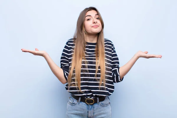 Jovem Mulher Bonita Sentindo Perplexo Confuso Duvidando Ponderando Escolhendo Diferentes — Fotografia de Stock