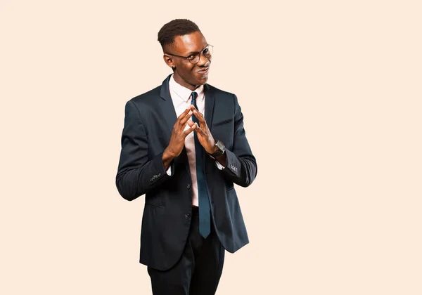 Афріканський Американський Бізнесмен Почувається Гордим Озлобленим Зарозумілим Коли Замишляє Злий — стокове фото