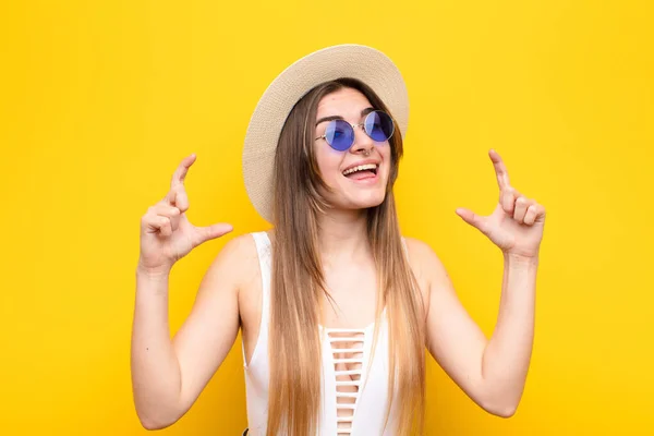 Joven Bonita Mujer Enmarcando Esbozando Propia Sonrisa Con Ambas Manos — Foto de Stock