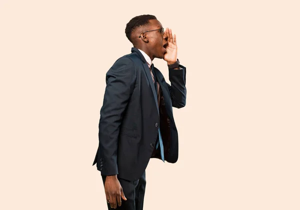 Αφροαμερικάνος Επιχειρηματίας Προβολή Προφίλ Αναζητούν Χαρούμενος Και Ενθουσιασμένος Φωνάζοντας Και — Φωτογραφία Αρχείου