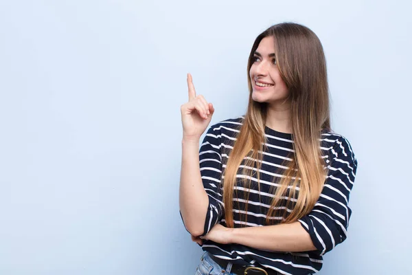 Jong Mooi Vrouw Glimlachen Gelukkig Kijken Zijwaarts Benieuwd Denken Het — Stockfoto