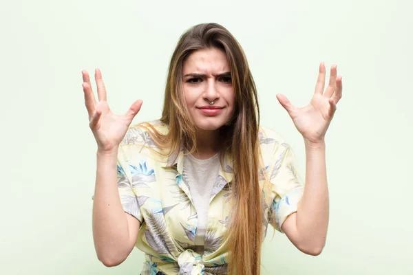 Junge Hübsche Frau Schreit Mit Erhobenen Händen Der Luft Fühlt — Stockfoto