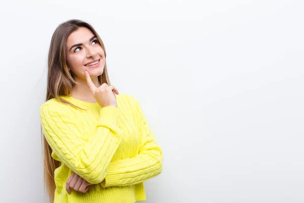 Joven Bonita Mujer Sonriendo Feliz Soñando Despierto Dudando Mirando Lado — Foto de Stock