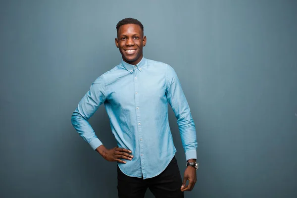 Молодий Афроамериканський Чорний Чоловік Щасливо Посміхається Рукою Стегні Впевнений Позитивний — стокове фото