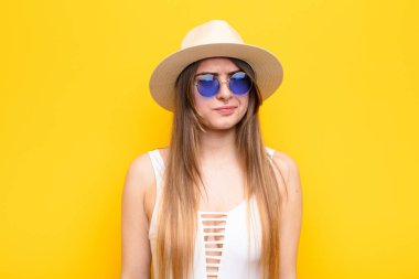 Genç ve güzel bir kadın kafası karışık ve kuşkulu, merak ediyor ya da karar vermeye çalışıyor.