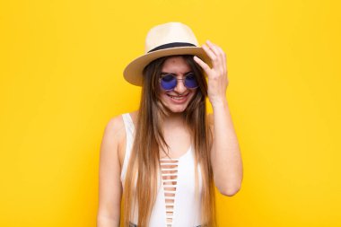 Genç ve güzel bir kadın gülüyor ve alnına tokat atıyor. 