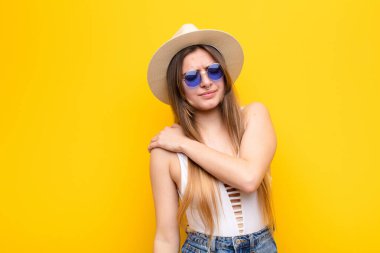 Genç, güzel bir kadın endişeli, hasta, hasta ve mutsuz hissediyor. Ağrılı bir mide ağrısı ya da grip geçiriyor.