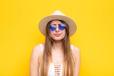 Genç ve güzel bir kadın şapşal ve komik görünüyor. Şaşı bakışlı, şakacı ve şakacı.