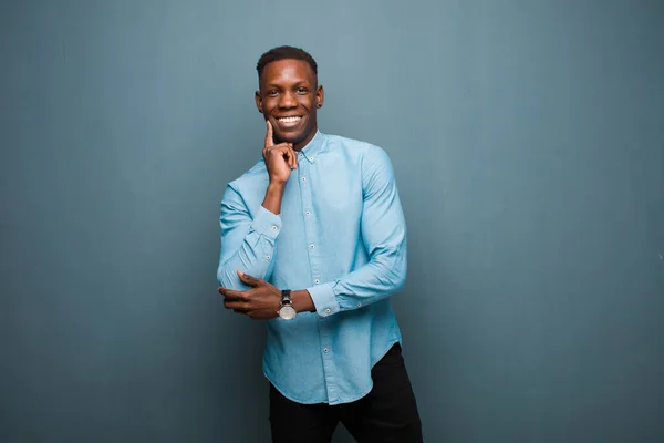 Молодий Афроамериканський Чорний Чоловік Посміхається Щасливо Мріє Або Сумнівається Дивлячись — стокове фото