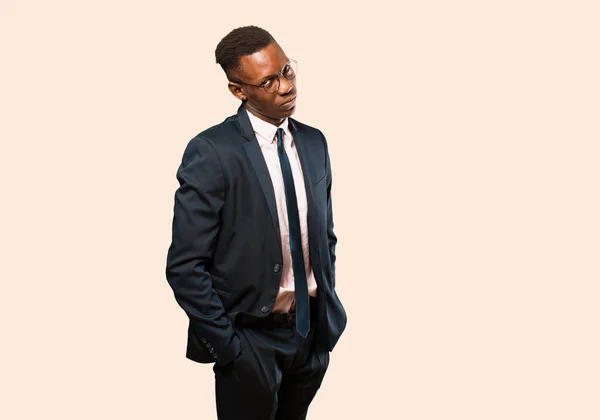 Африканский Американский Бизнесмен Выглядит Гордым Уверенным Крутым Дерзким Высокомерным Улыбающимся — стоковое фото