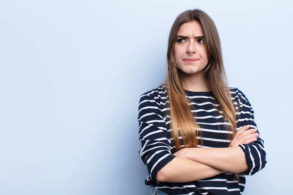 Junge Hübsche Frau Zweifelt Oder Denkt Beißt Lippe Und Fühlt — Stockfoto