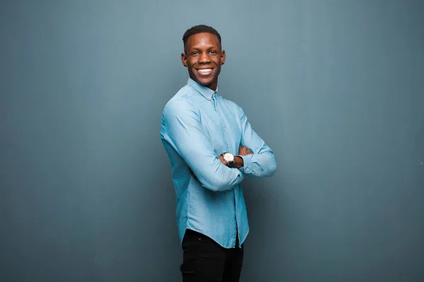 Jovem Negro Afro Americano Sorrindo Para Câmera Com Braços Cruzados — Fotografia de Stock