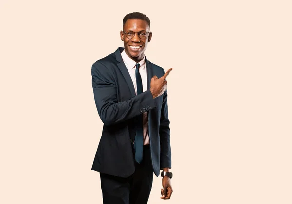 Африканский Американский Бизнесмен Весело Улыбается Чувствуя Себя Счастливым Указывая Сторону — стоковое фото
