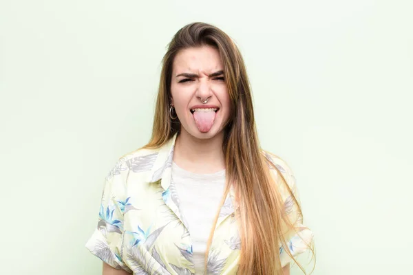 Junge Hübsche Frau Angewidert Und Irritiert Die Zunge Herausstreckt Etwas — Stockfoto