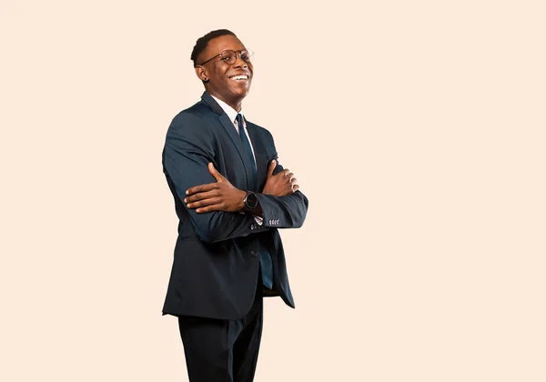 Африканский Американский Бизнесмен Счастливо Смеется Скрещенными Руками Расслабленной Позитивной Удовлетворенной — стоковое фото