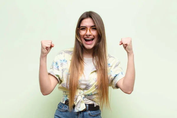 Jovem Mulher Bonita Sentindo Feliz Positivo Bem Sucedido Celebrando Vitória — Fotografia de Stock