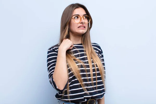 Jovem Mulher Bonita Sentindo Estressado Ansioso Cansado Frustrado Puxando Pescoço — Fotografia de Stock