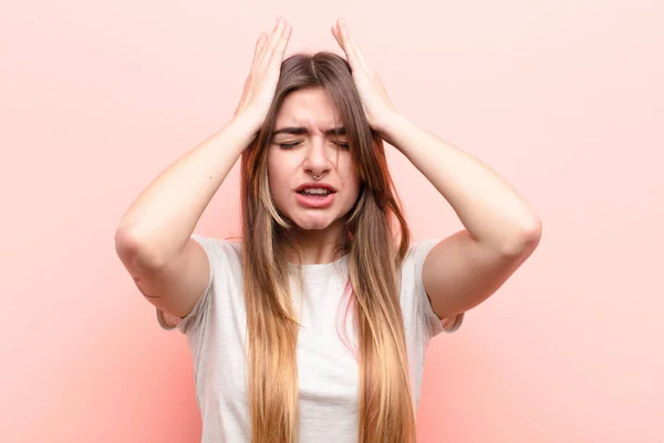 Ung Vacker Kvinna Känner Sig Stressad Och Orolig Deprimerad Och — Stockfoto