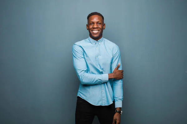 Молодий Афроамериканський Чорний Чоловік Сміється Сором Язливо Весело Дружнім Позитивним — стокове фото