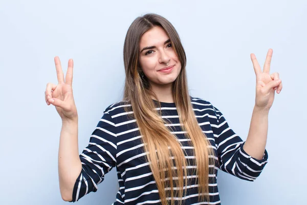 Giovane Bella Donna Sorridente Guardando Felice Amichevole Soddisfatto Gesticolando Vittoria — Foto Stock