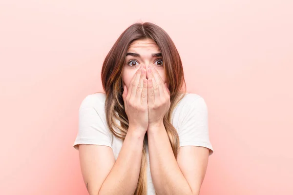 Jeune Jolie Femme Sentant Inquiète Bouleversée Effrayée Couvrant Bouche Avec — Photo