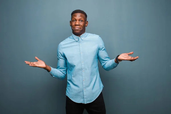 Junger Afrikanisch Amerikanischer Schwarzer Mann Der Sich Verwirrt Und Verwirrt — Stockfoto