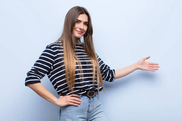 Ung Vacker Kvinna Känner Sig Glad Och Glad Ler Och — Stockfoto