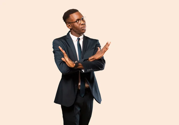 Empresário Afro Americano Parecendo Irritado Cansado Sua Atitude Dizendo Suficiente — Fotografia de Stock