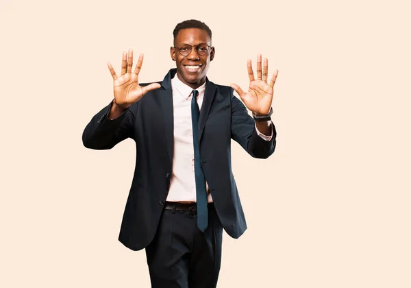 Afrykański Biznesmen Uśmiecha Się Wygląda Przyjaźnie Pokazuje Numer Dziesięć Lub — Zdjęcie stockowe