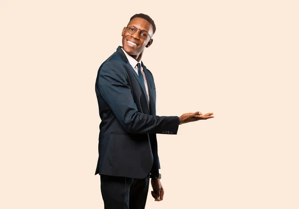 Hombre Negocios Afroamericano Sonriendo Alegremente Sintiéndose Feliz Mostrando Concepto Espacio —  Fotos de Stock