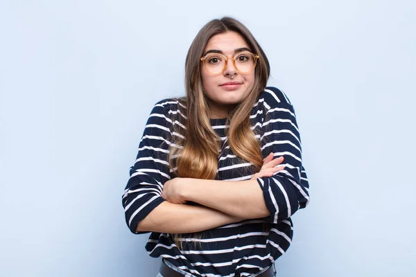 Young Pretty Woman Shrugging Feeling Confused Uncertain Doubting Arms Crossed — Stock Photo, Image