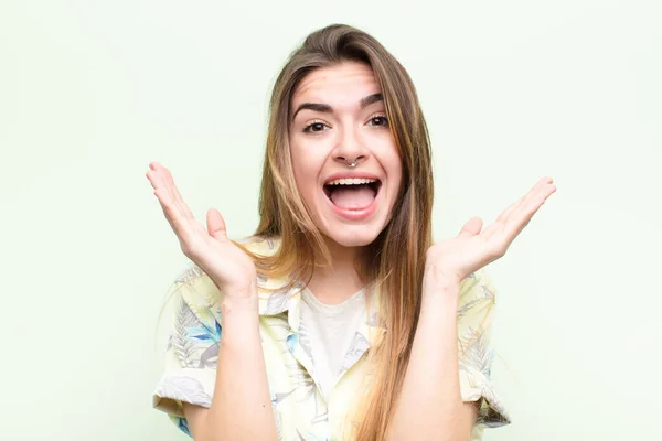 Jonge Mooie Vrouw Voelen Geschokt Opgewonden Lachen Verbaasd Gelukkig Vanwege — Stockfoto