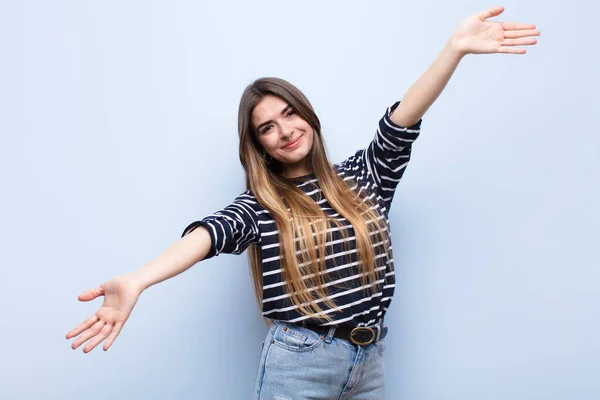 Joven Bonita Mujer Sonriendo Alegremente Dando Cálido Amistoso Cariñoso Abrazo — Foto de Stock