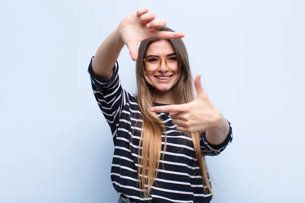 Junge Hübsche Frau Die Sich Glücklich Freundlich Und Positiv Fühlt — Stockfoto