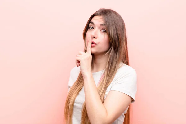 Jovem Mulher Bonita Pedindo Silêncio Sossego Gesticulando Com Dedo Frente — Fotografia de Stock