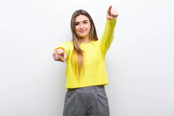 Ung Vacker Kvinna Känner Sig Glad Och Säker Pekar Kameran — Stockfoto