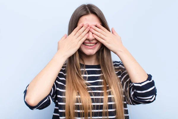 Jovem Mulher Bonita Sorrindo Sentindo Feliz Cobrindo Olhos Com Duas — Fotografia de Stock