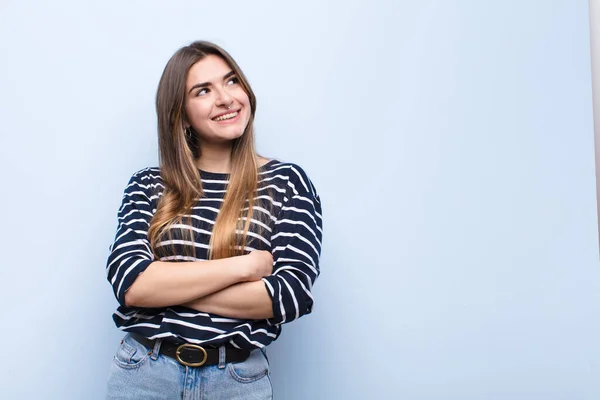 Junge Hübsche Frau Die Sich Glücklich Stolz Und Hoffnungsvoll Fühlt — Stockfoto