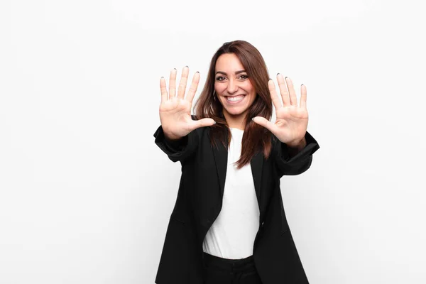 Jovem Mulher Negócios Bonita Sorrindo Olhando Amigável Mostrando Número Dez — Fotografia de Stock