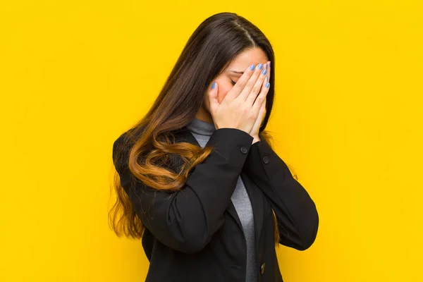 Jonge Mooie Vrouw Bedekken Ogen Met Handen Met Een Trieste — Stockfoto