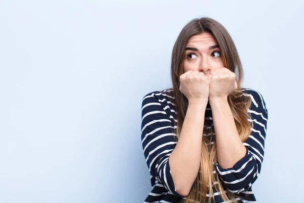 Jeune Jolie Femme Regardant Inquiet Anxieux Stressé Effrayé Les Ongles — Photo