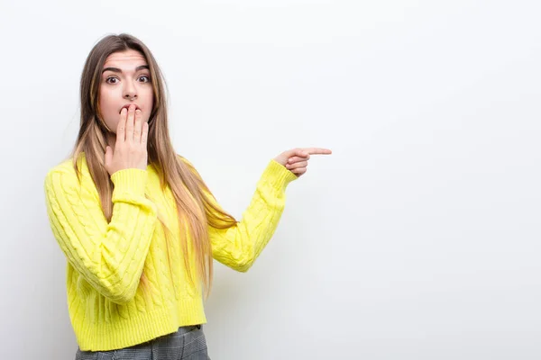 Ung Vacker Kvinna Känner Sig Glad Chockad Och Förvånad Täcker — Stockfoto